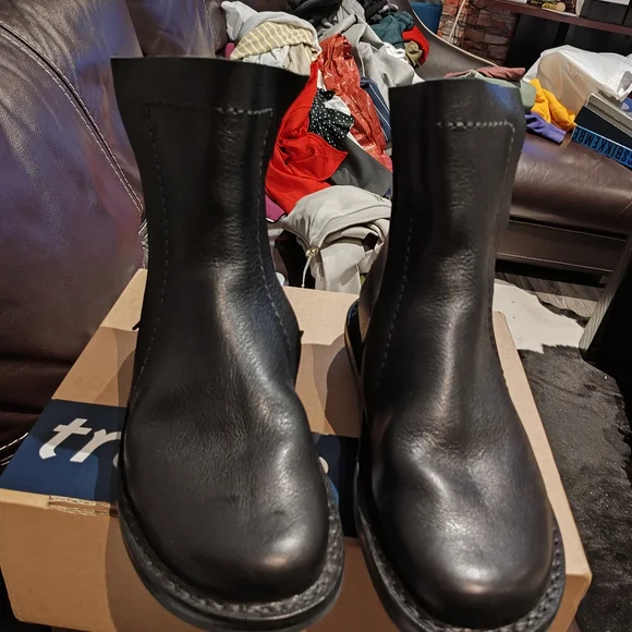 Sleek Black Leather Ankle Boots for Women - Picture 4 of 12